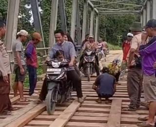 Para Pekebun Sawit Sepakat Goro Perbaiki Jembatan Penghubung Desa yang Rusak