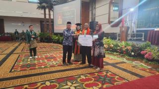 Penghargaan dari Apkasindo untuk Wisudawan Pemuncak