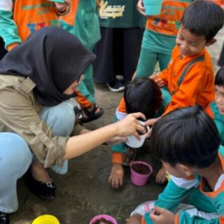 Pengabdian Masyarakat, Mahasiswa AKPY Mengajak Murid TK Menanam dan Merawat Tanaman