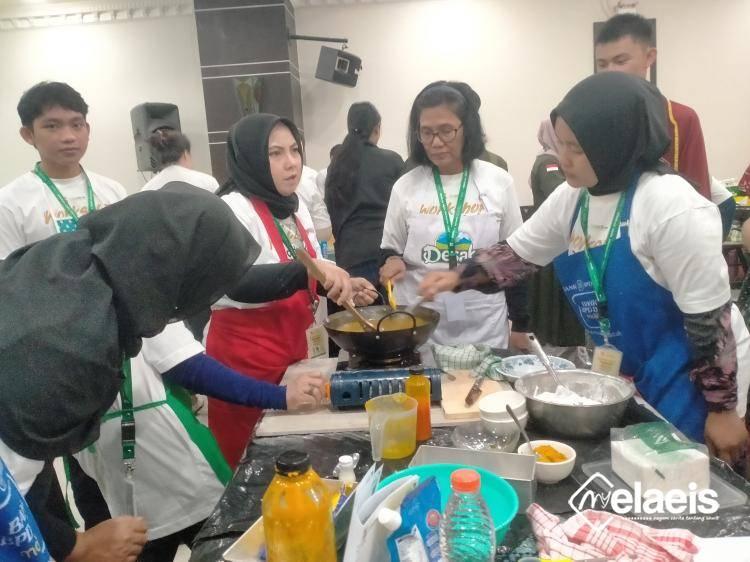 Peserta Antusias Ikuti Praktik Pembuatan Penganan Berbahan Kelapa Sawit