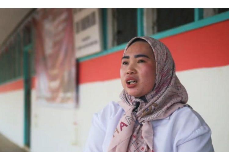 Setiap Langkah Lenie di Antara Barisan Sawit di Kapuas Adalah Bukti Nyata Pengabdian Seorang Pendidik