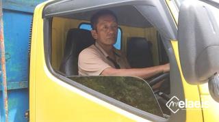 Suka Duka Joni Pengemudi Truk Sawit