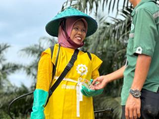 Bekerja sebagai Perawat Tanaman, Anggi Menyempatkan Diri Jadi Guru Sukarela di Perkebunan Sawit Kaltim
