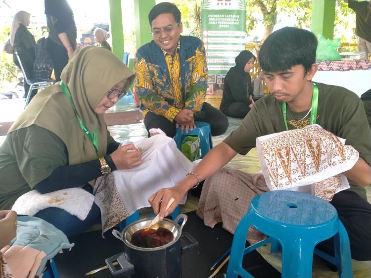 Sejak Pagi Peserta Menggoreskan Canting Berisikan Malam Sawit di Kain yang Jadi Media Pembuatan Batik