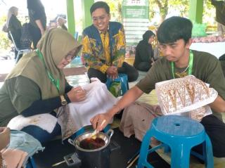 Sejak Pagi Peserta Menggoreskan Canting Berisikan Malam Sawit di Kain yang Jadi Media Pembuatan Batik