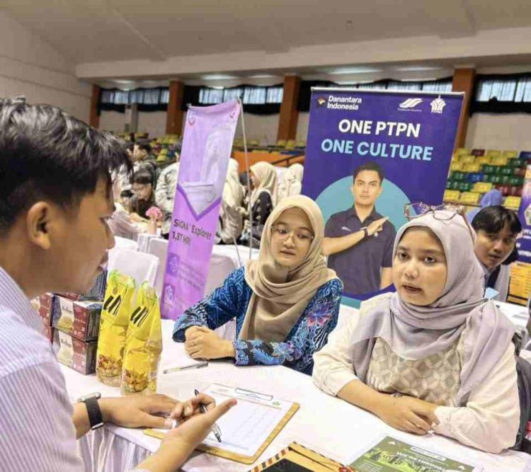 Sejak Hari Pertama Pembukaan, Ratusan Pelamar Memadati Stan PTPN IV Regional III di Riau Job Fair 2025