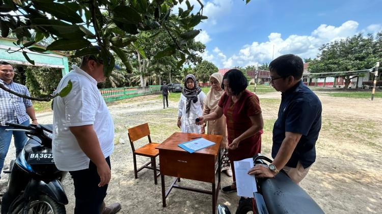 Dibantu PTPN IV Regional 4, Kepsek SDN Muaro Jambi: Meja Kursi Ini Sangat Berarti bagi Guru dan Murid 