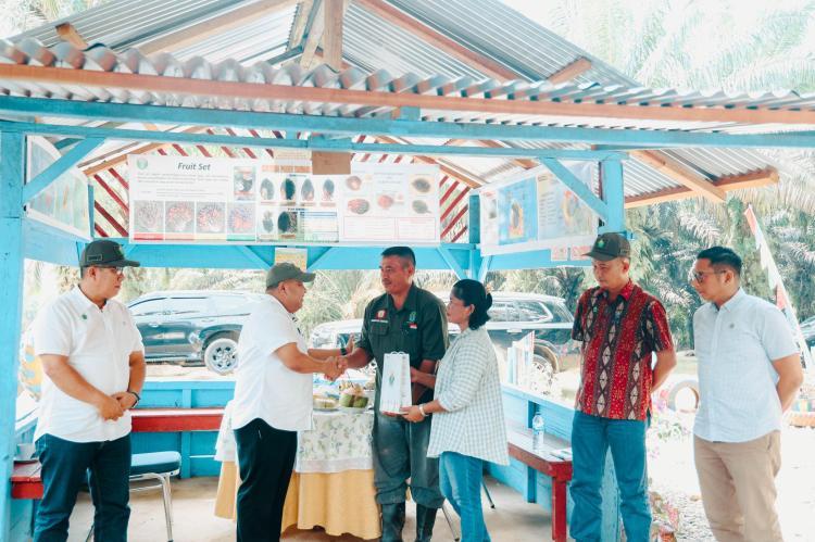 Dinilai Berdedikasi Tinggi Menjalankan Tugas, PTPN IV Regional III Bantu Mandor Kebun Rp50 Juta
