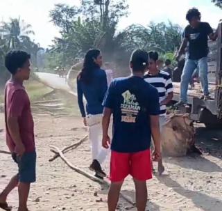 Kolam Limbahnya Dituduh Bocor, Masyarakat Kamang Baru Blokir Jalan PT SKA Timpeh 4