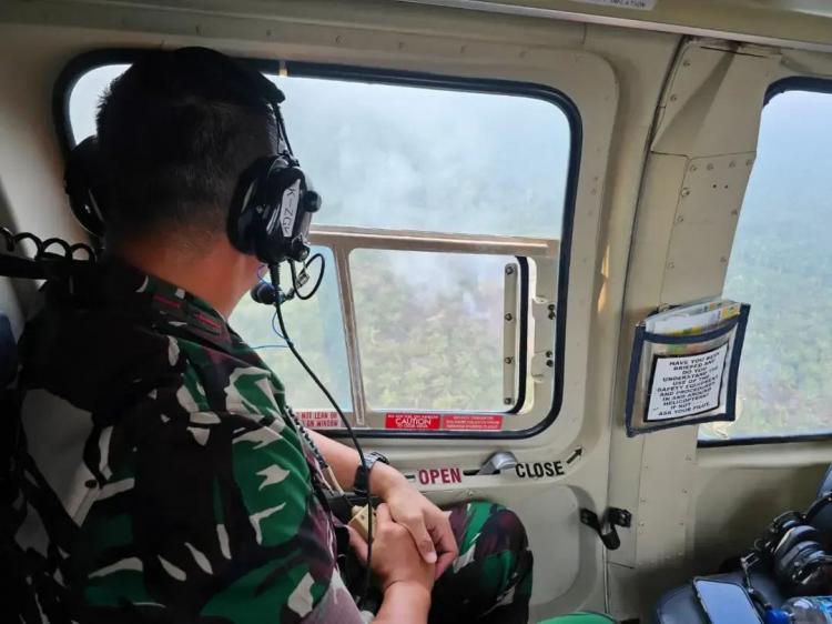 Gunakan Helikopter BNPB, Danlanud Rsn Pantau Langsung Karhutla di Riau 